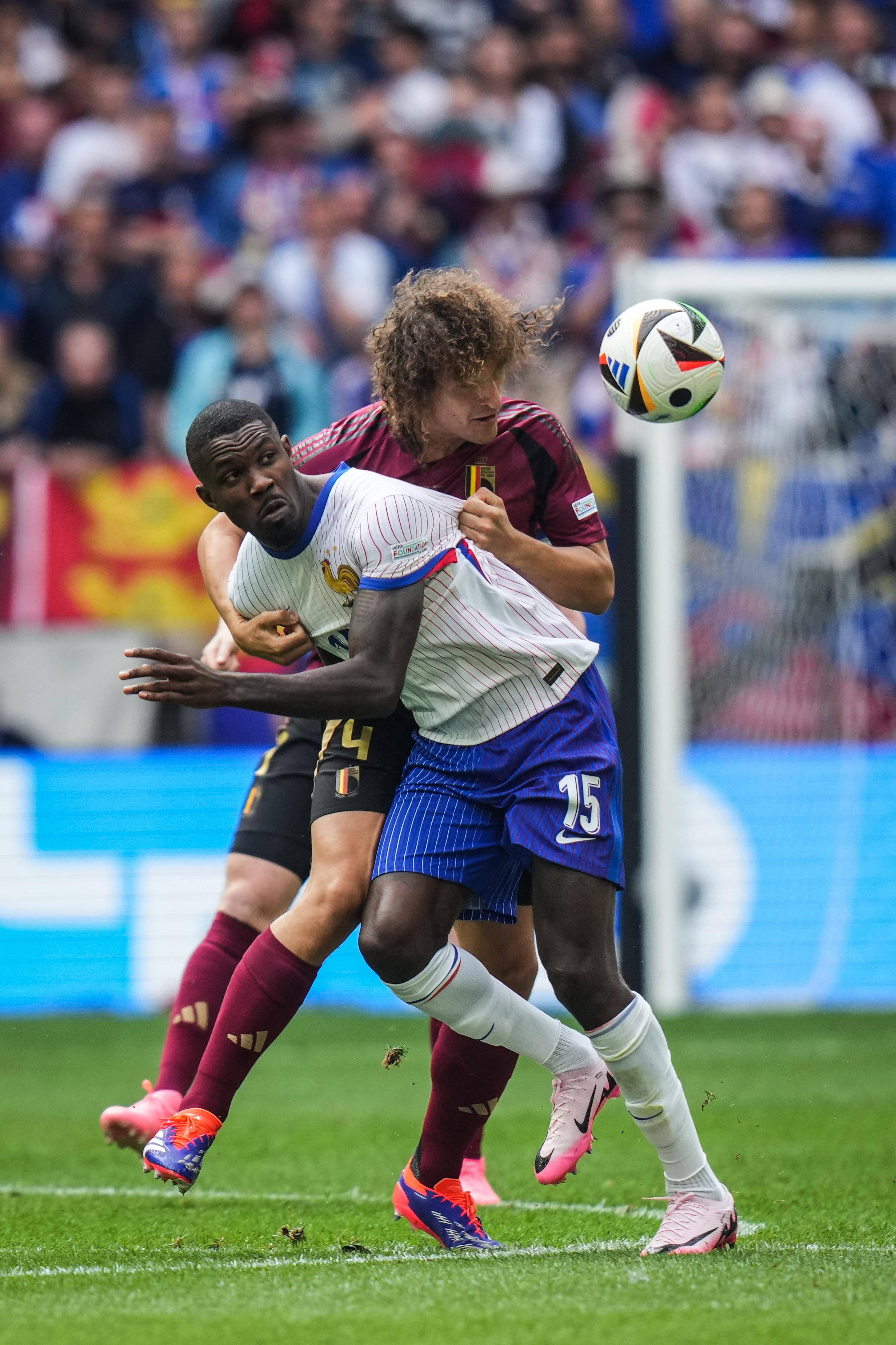 法国足球联赛中一场重要对决吸引众多观众