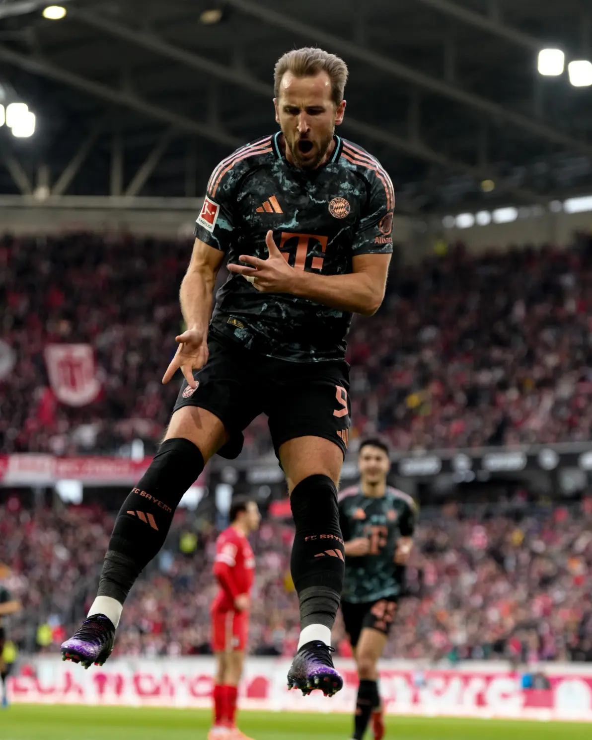 弗赖堡大胜汉堡,重返德甲强队行列 弗赖堡大胜汉堡,重返德甲强队行列