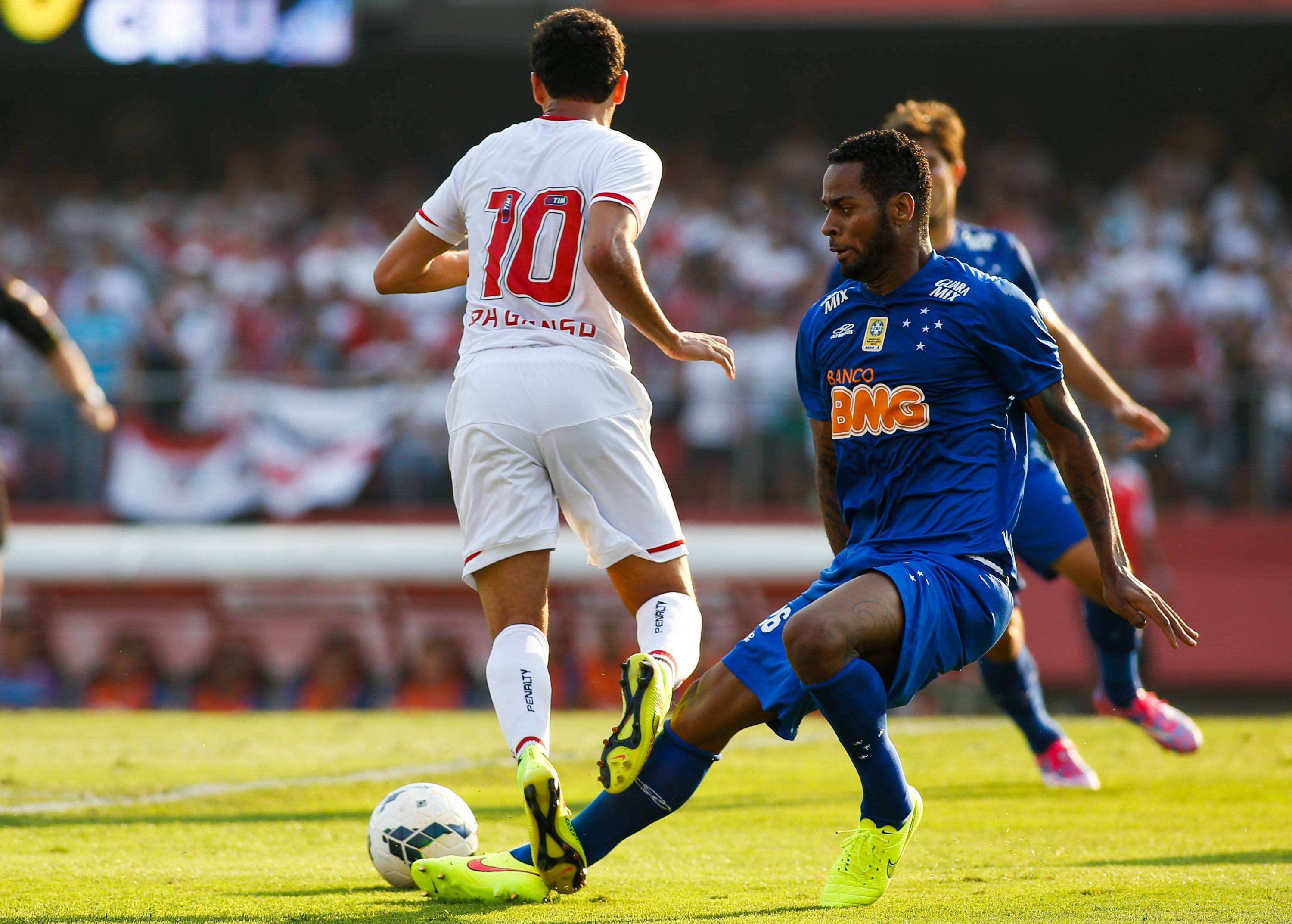 法国大胜冰岛，继续领跑小组