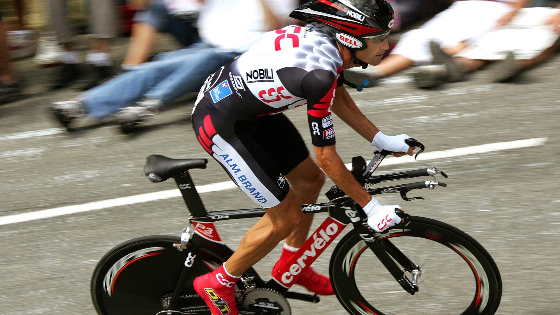 跨界封神夜,当F1方向盘遇上足球大脑