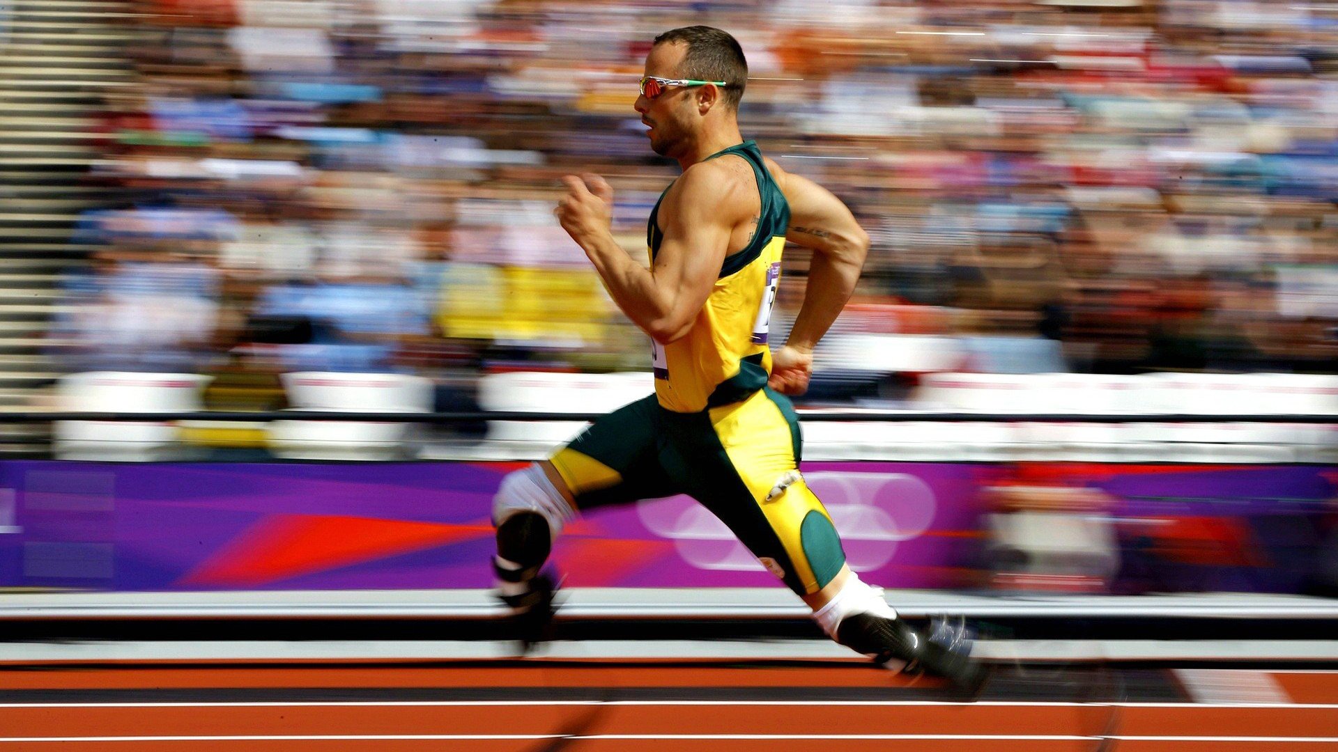 银红鏖战，周冠宇决胜圈超越汉密尔顿书写东方新篇